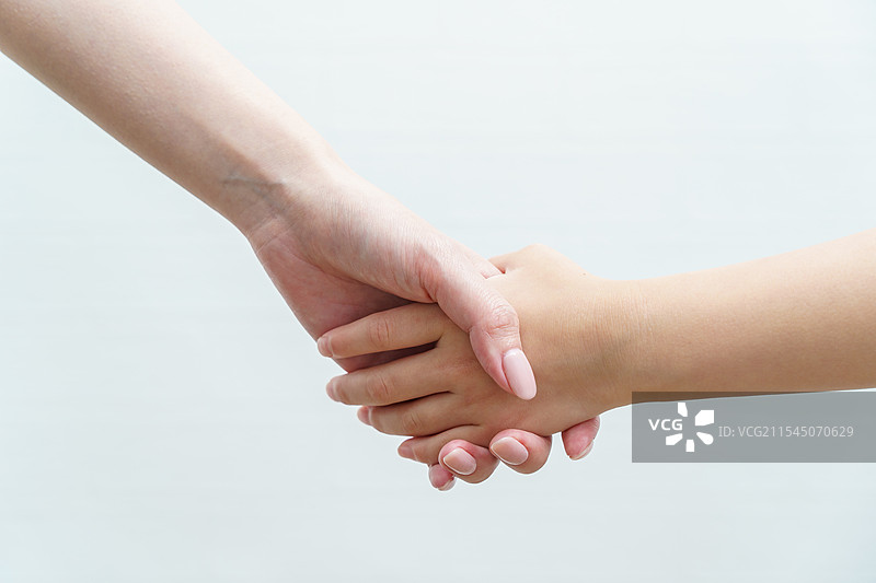 父母与孩子握手图片素材