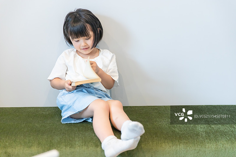 女孩在阅读一本书图片素材