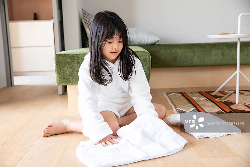 女孩折叠毛巾，休闲服装图片素材