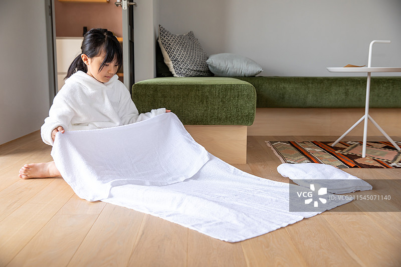 女孩在叠衣服，洗衣服图片素材