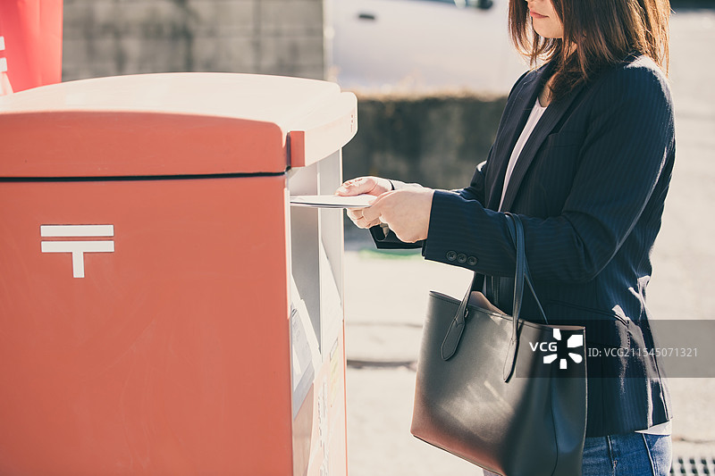 女性邮寄她的简历图片素材