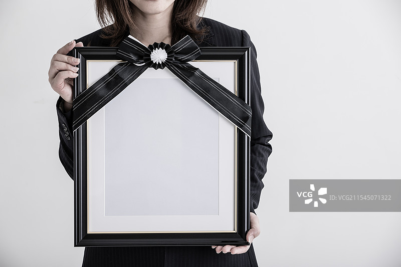 女人手持肖像画图片素材