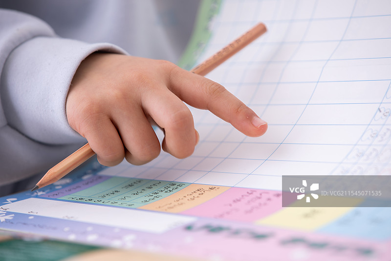 孩子的手指向笔记本图片素材