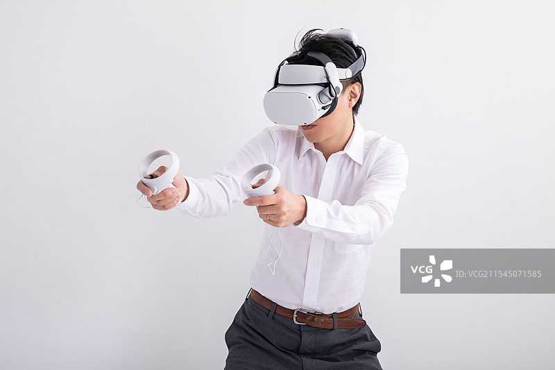戴着虚拟现实头盔的男人图片素材