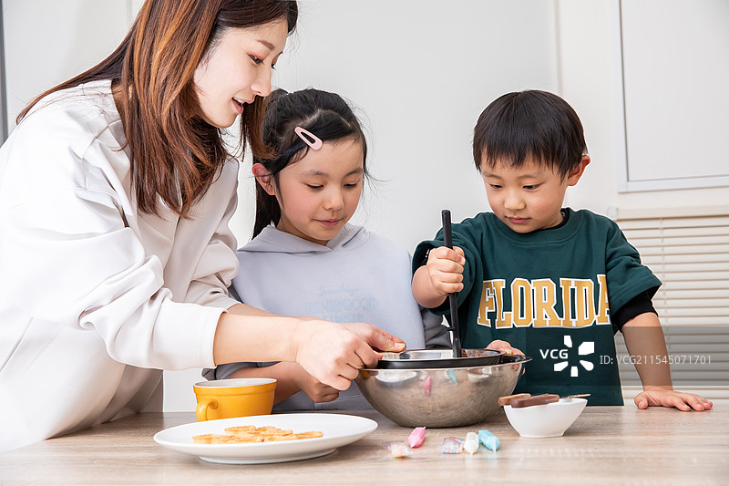 父母与孩子一起做饭图片素材