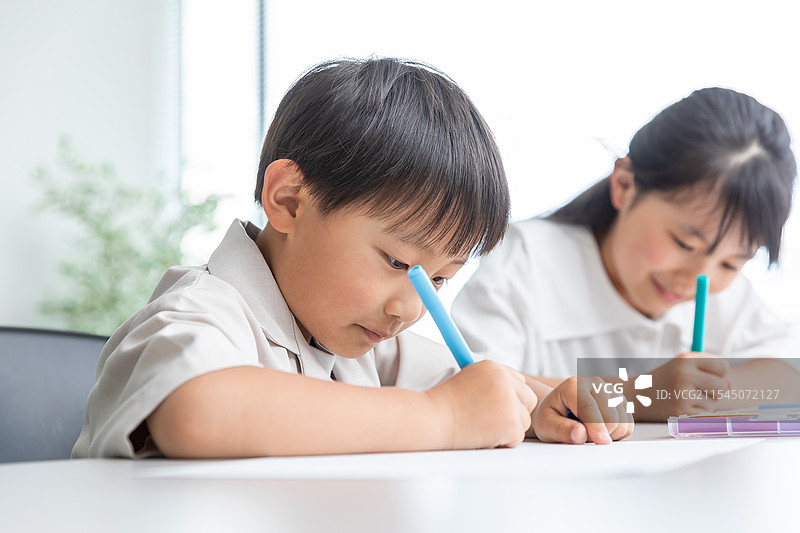 孩子在画画图片素材