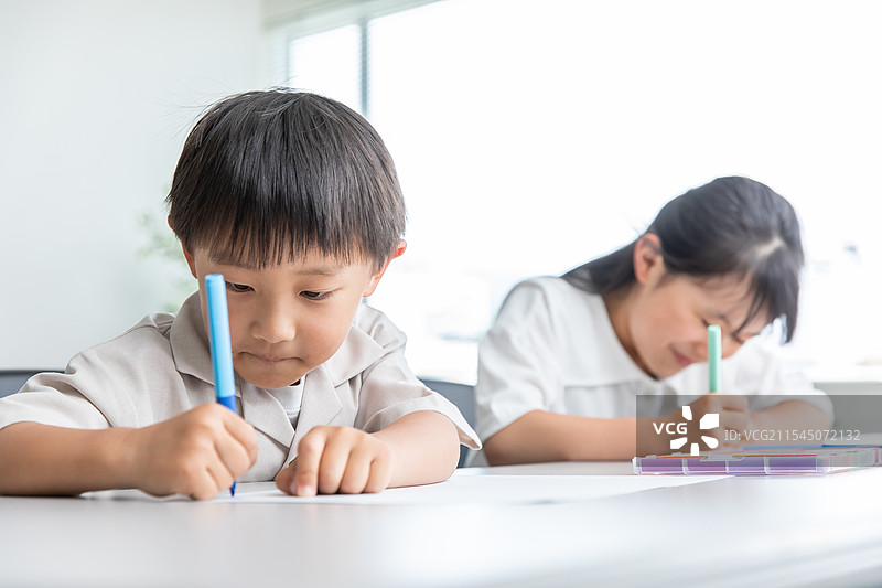 孩子在画画图片素材