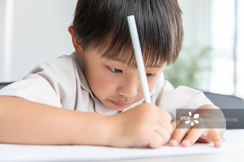 孩子专心学习图片素材