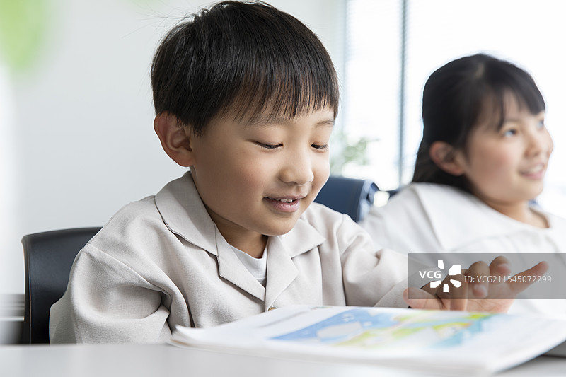 小学学生在教室里学习图片素材