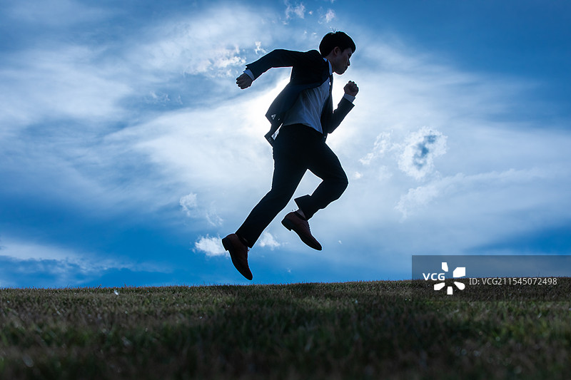 商人在草地上奔跑图片素材