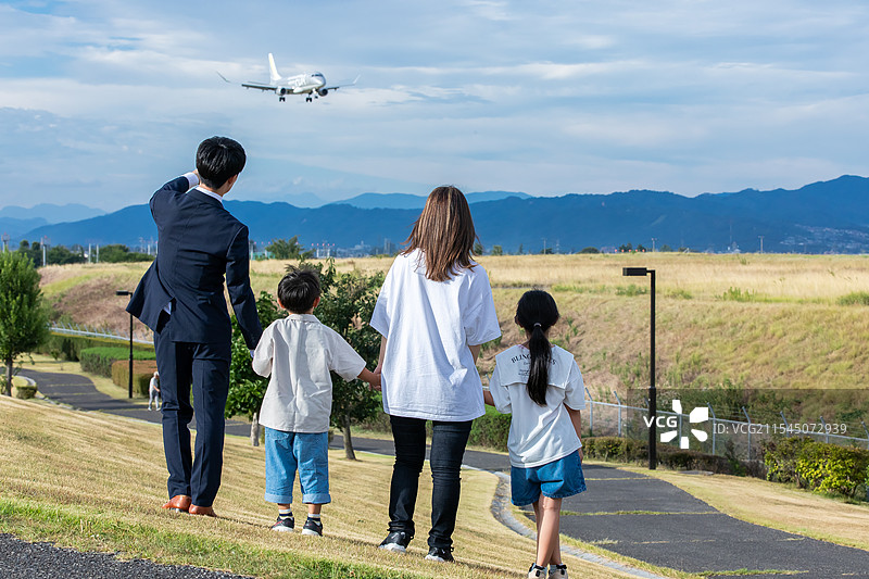 家人们在送别一架飞机图片素材