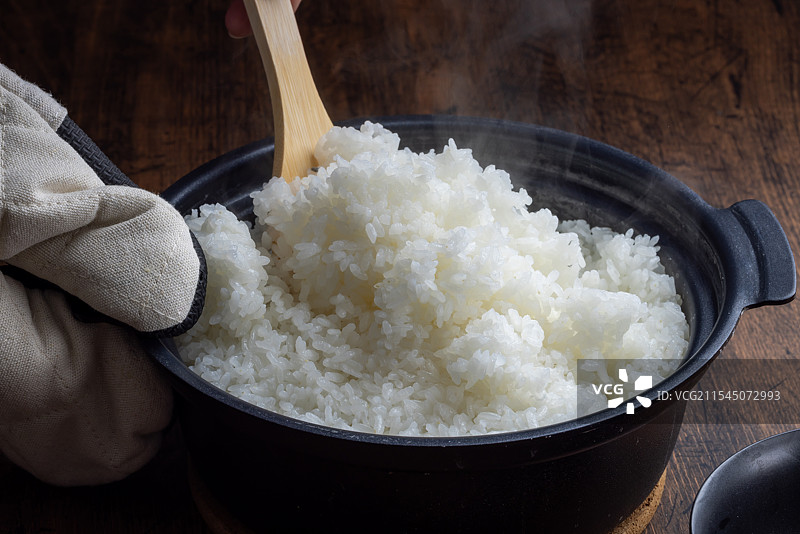 陶土锅中的熟米饭 日本料理图片素材