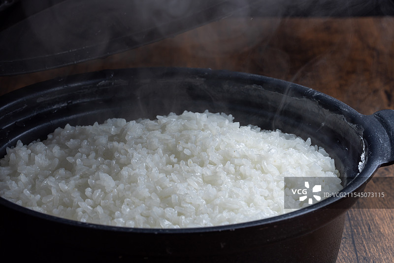 陶土锅中的熟米饭 日本料理图片素材