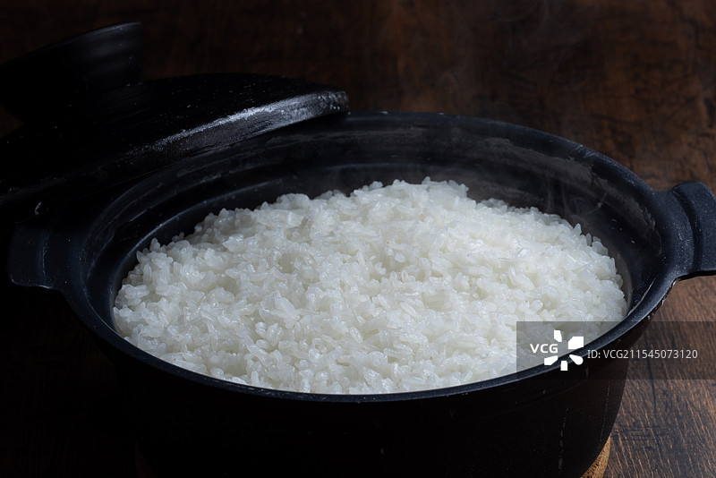 陶土锅中的熟米饭 日本料理图片素材