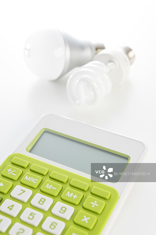 计算器和灯泡图片素材