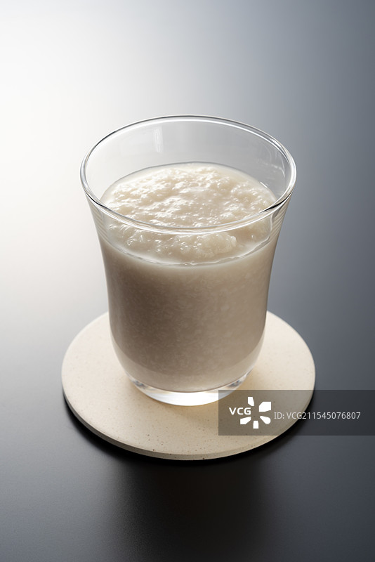 玻璃杯中的甘酒图片素材