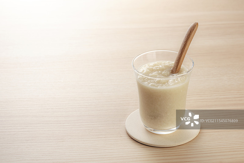 玻璃杯中的甘酒图片素材