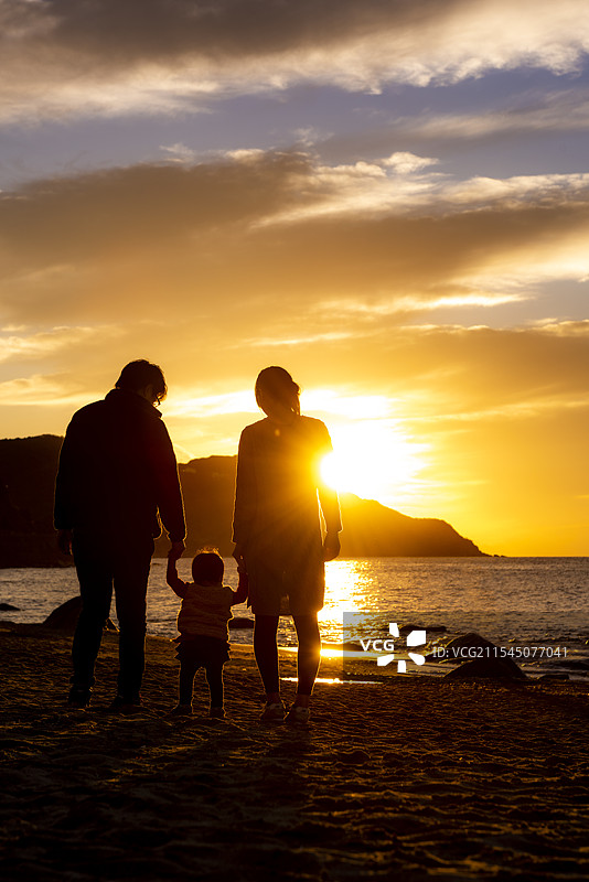 日落时分的家庭剪影与海滩图片素材