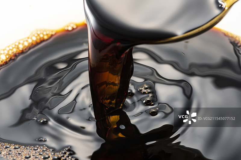 舀起酱油图片素材