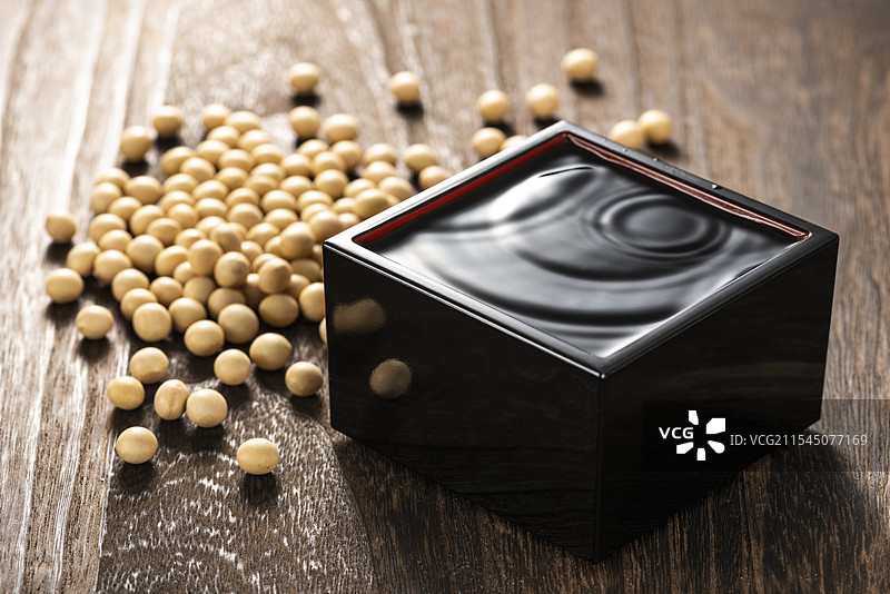 酱油和大豆涟漪图片素材