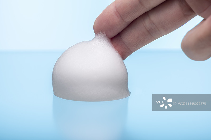 用手指玩泡泡图片素材