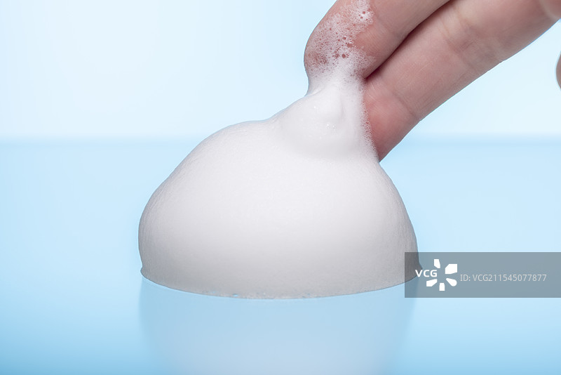 用手指玩泡泡图片素材