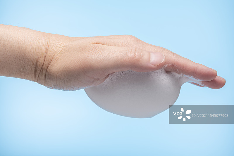 手上的气泡图片素材