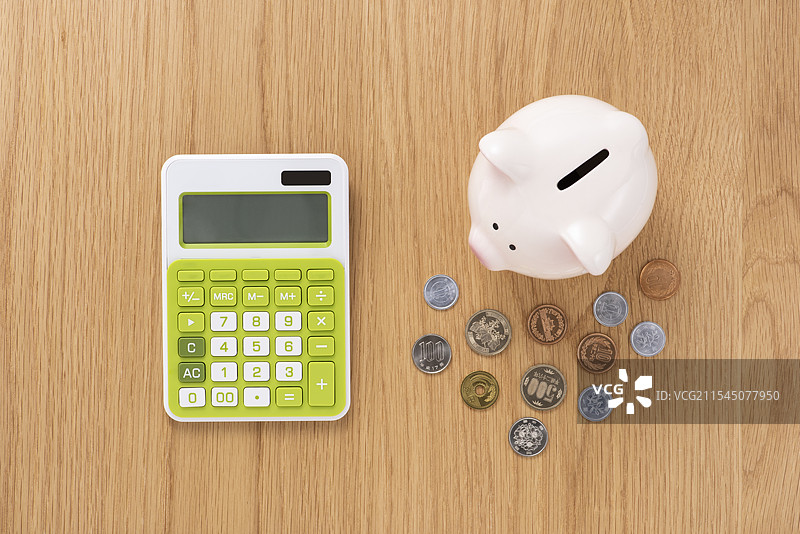 计算器和储蓄罐图片素材