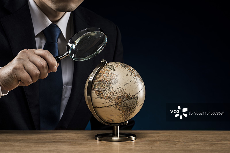 地球仪放大镜图片素材