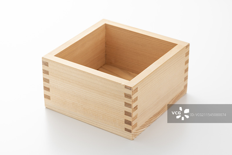 白色背景上的木制升升杯图片素材