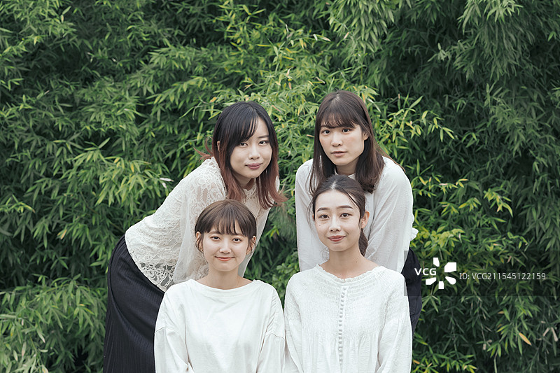 四位日本女性摆姿势拍摄纪念照片。图片素材