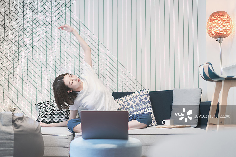 女性在网上参加瑜伽课程图片素材