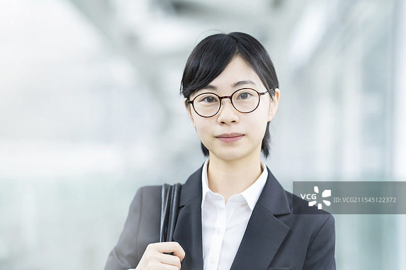 穿着西装的年轻女性看起来很紧张图片素材