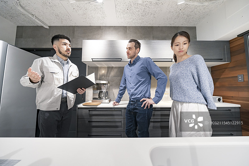 年轻男女在听室内设计师的讲解图片素材