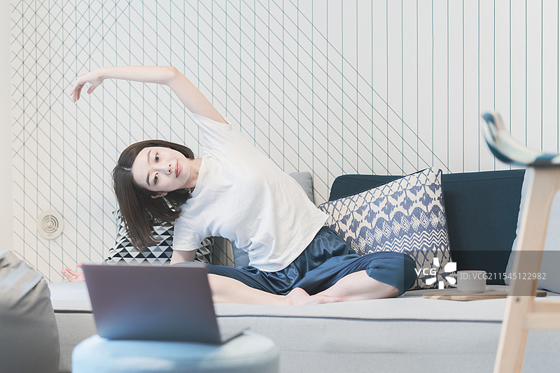 女性在网上参加瑜伽课程图片素材