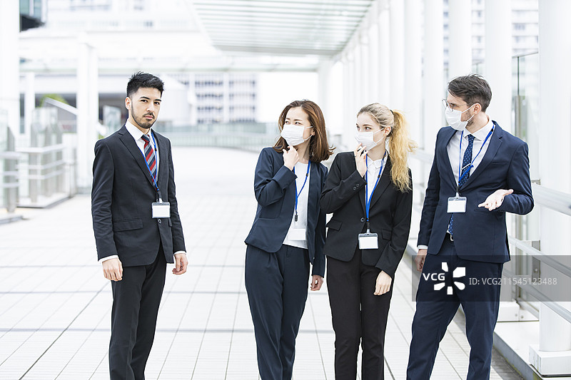 没有口罩而被他人避开的商人图片素材