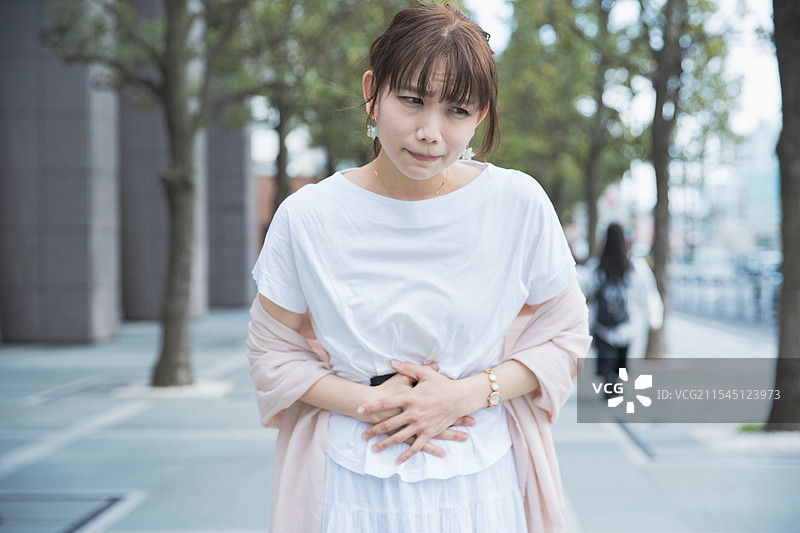 腹痛的女性图片素材