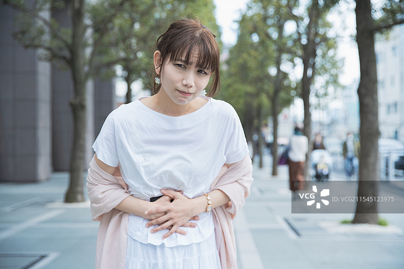 腹痛的女性图片素材