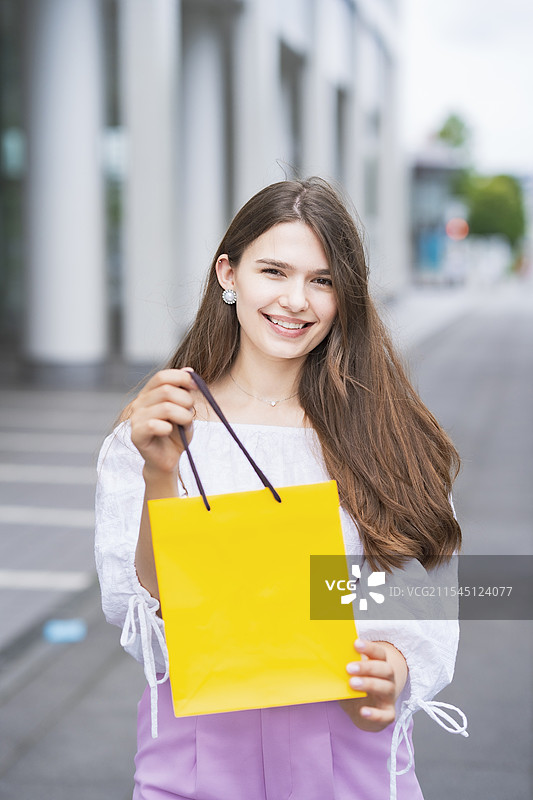女人手持礼物图片素材