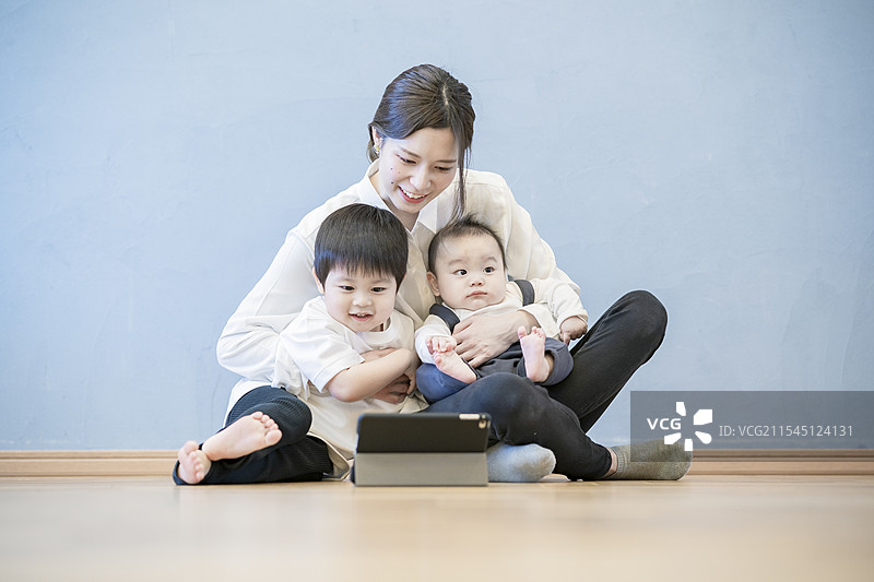 父母和孩子们使用平板电脑在线交流图片素材