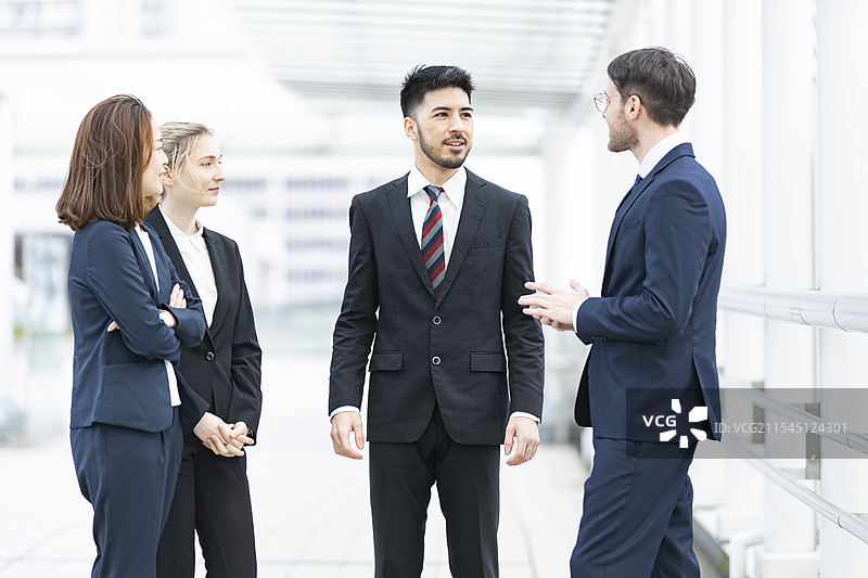 商务团队在聊天和欢笑图片素材