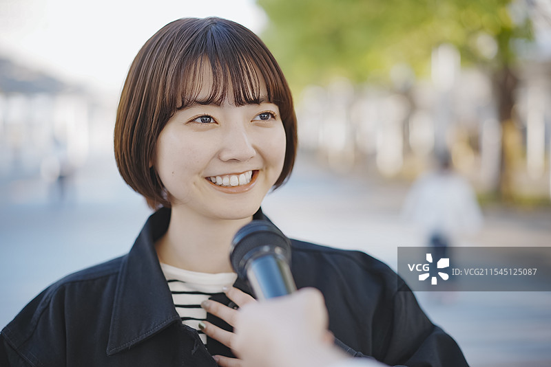 街头接受采访的女性图片素材