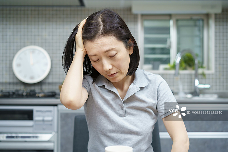 头痛的女性图片素材