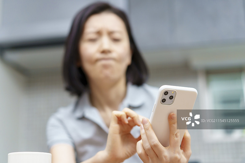 女人面露压力地看着手机图片素材