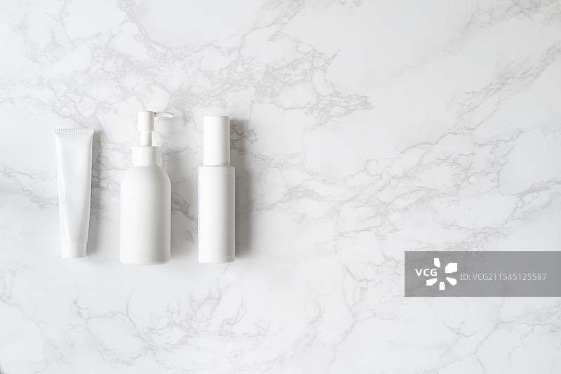 大理石桌子上的白色瓶子图片素材