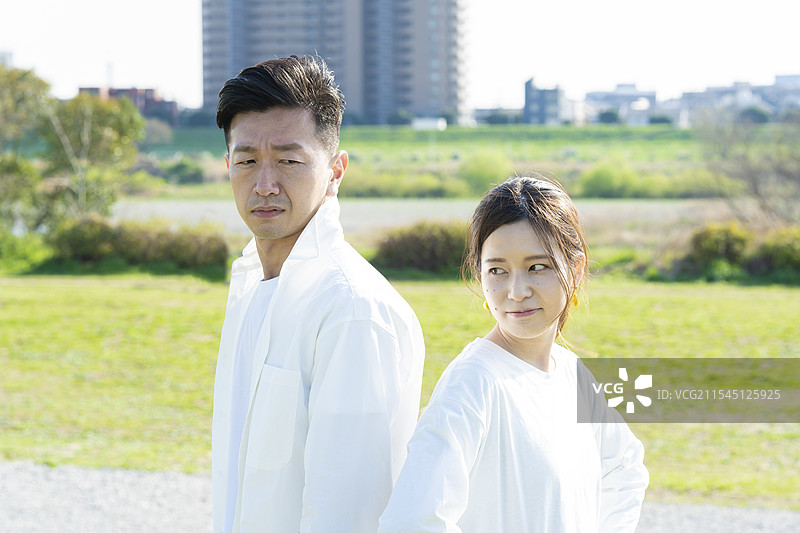 妻子怀疑丈夫，丈夫也对妻子产生怀疑（性别困扰的图像）图片素材