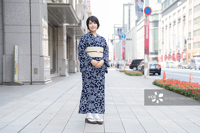 穿着浴衣的年轻女性图片素材