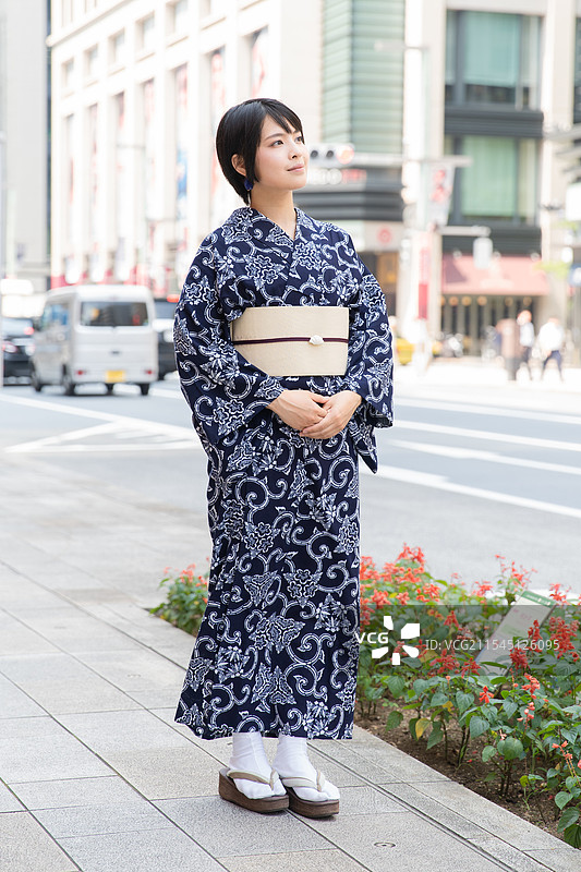 穿着浴衣的年轻女性图片素材