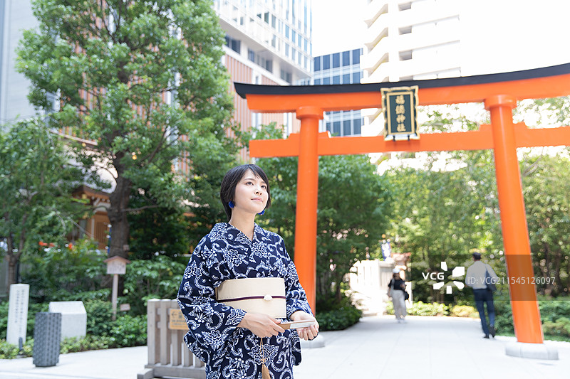 穿着浴衣的年轻女性图片素材