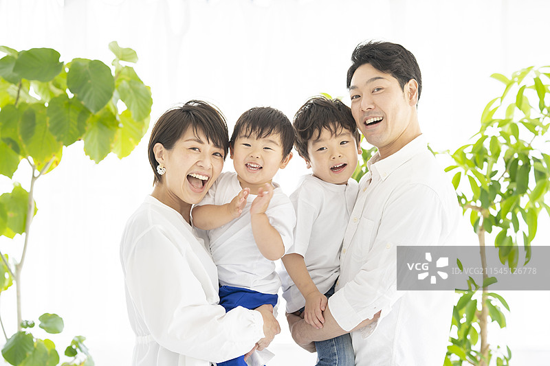 一家人微笑着合影图片素材